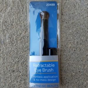 Retractable eye brush